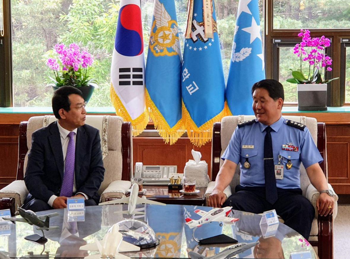 지난 24일 공군사관학교에서 김종대 의원이 박인호 공군사관학교장과 지역항공산업 발전 및 민군협력에 대해 의견을 나우고 있다. /김종대의원실 제공