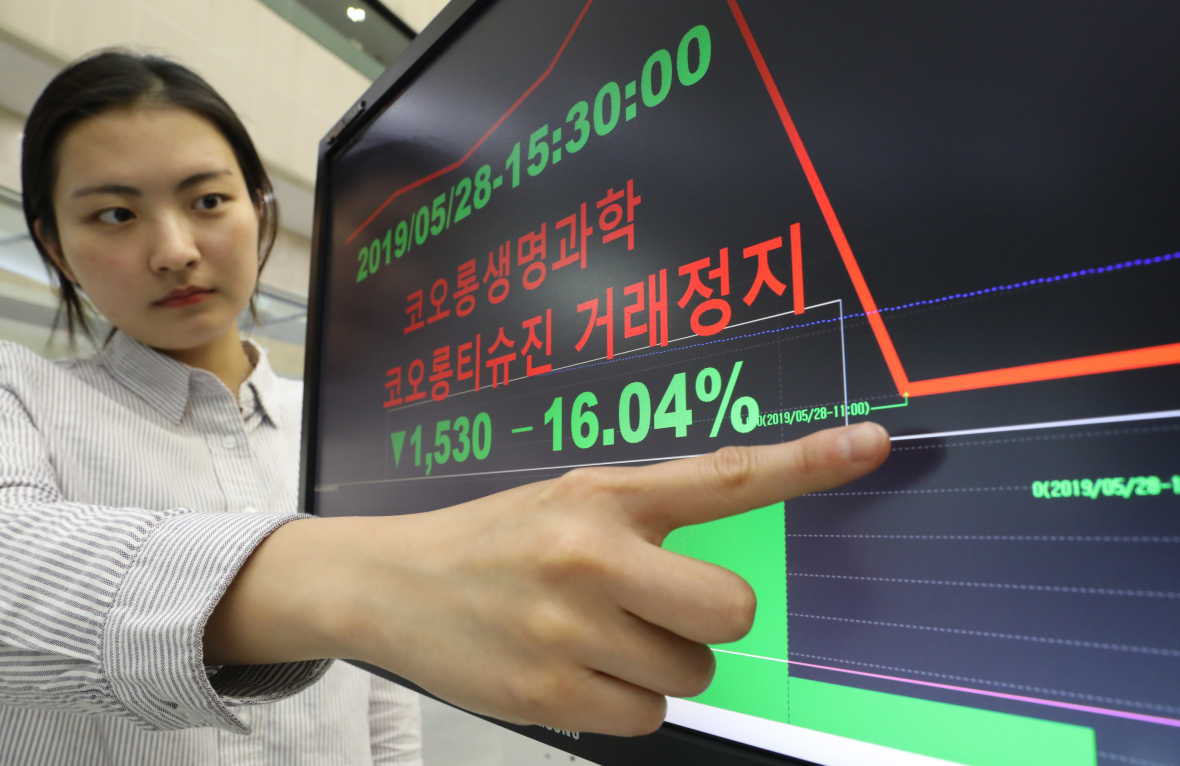 한국거래소 코스닥시장본부가 28일 코오롱티슈진과 코오롱생명과학의 주권매매거래를 하루 정지했다. 이는 인보사케이주에 대한 식약처의 품목허가 취소 처분 관련 투자자보호를 위한 것으로, 사진은 이날 서울 여의도 한국거래소에서 관계자가 모니터를 확인하는 모습.