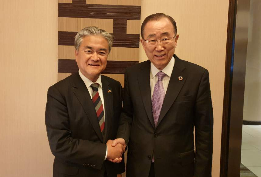 최근 독일에서 만난 음성출신의 정범구 주독일대사와 반기문 전 유엔사무총장.