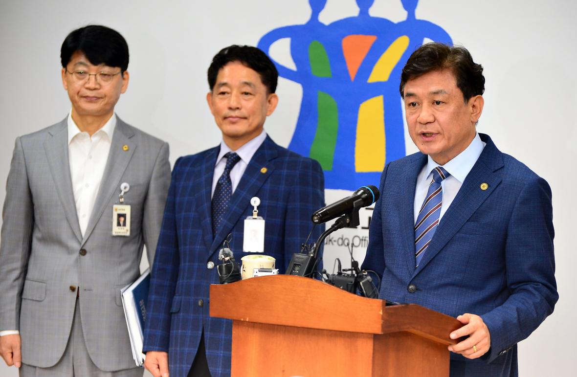 31일 충주교육평준화 여론조사결과를 발표하고 있는 김병우 도교육감./뉴시스