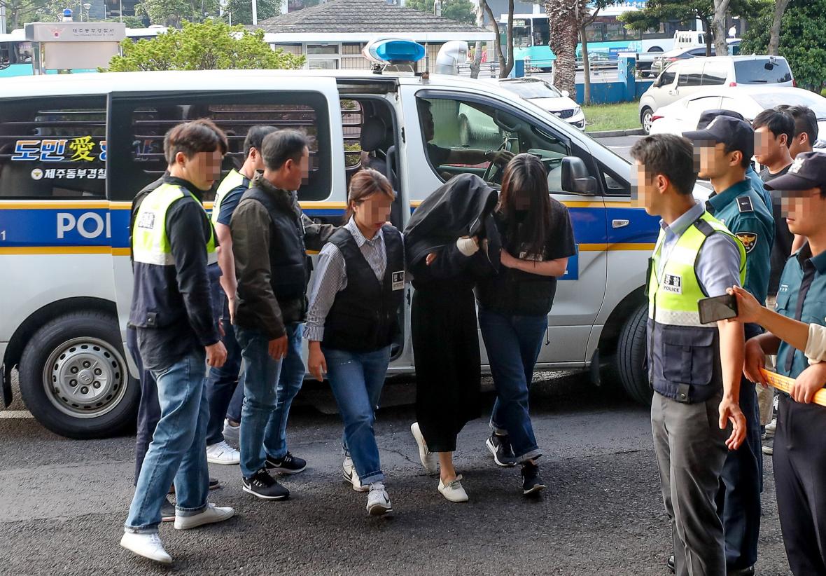 지난 1일 청주시에서 긴급체포된 고모(36·여)씨가 제주동부경찰서로 압송되고 있다. 경찰에 따르면 고씨는 지난달 말 제주시 조천읍의 한 펜션에서 전남편인 강모(36)씨를 살해하고 도주한 혐의를 받고 있다. 이 기사와 관련없는 사진임. /뉴시스