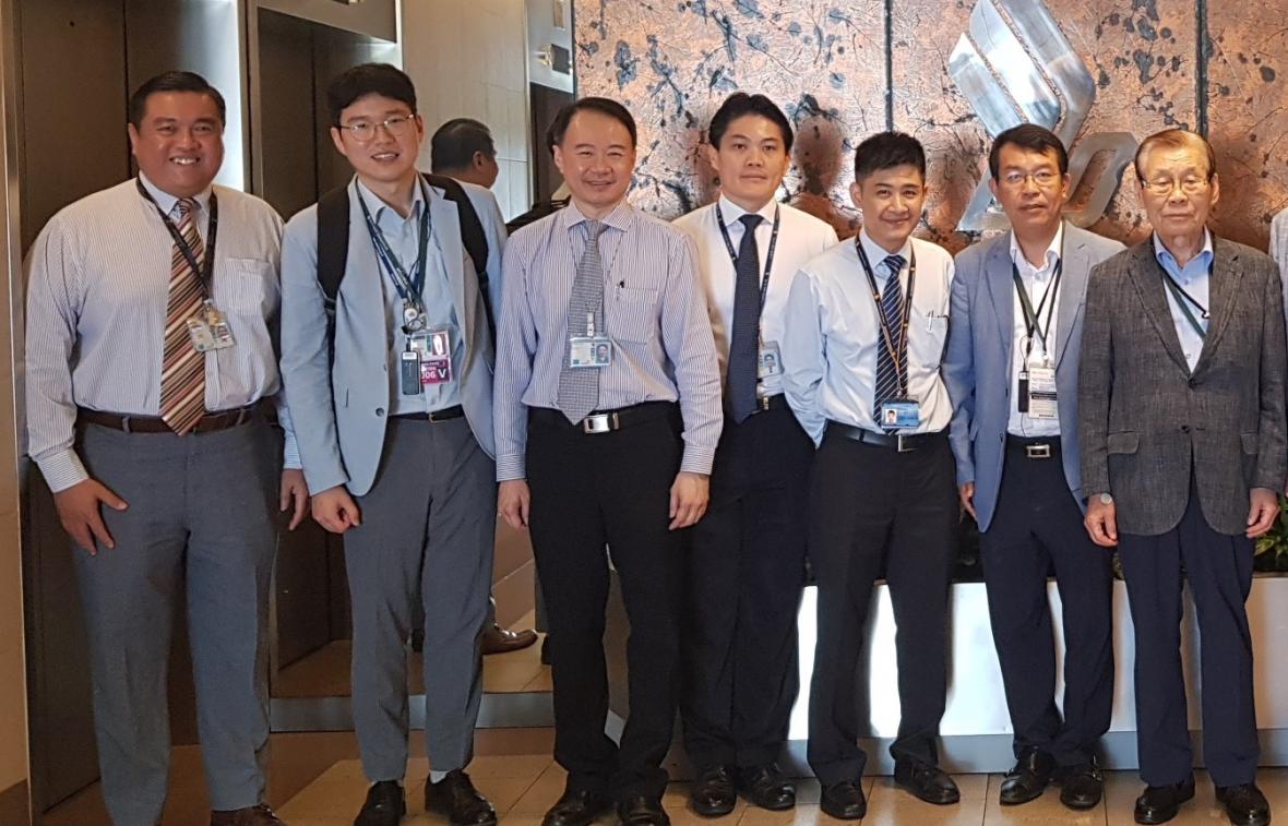 김종대 국회의원(오른쪽에서 두번째)와 나기정 전 청주시장(맨 오른쪽)이 최근 싱가포르를 방문해 MRO산업의 현장을 둘러봤다./김종대의원실 제공