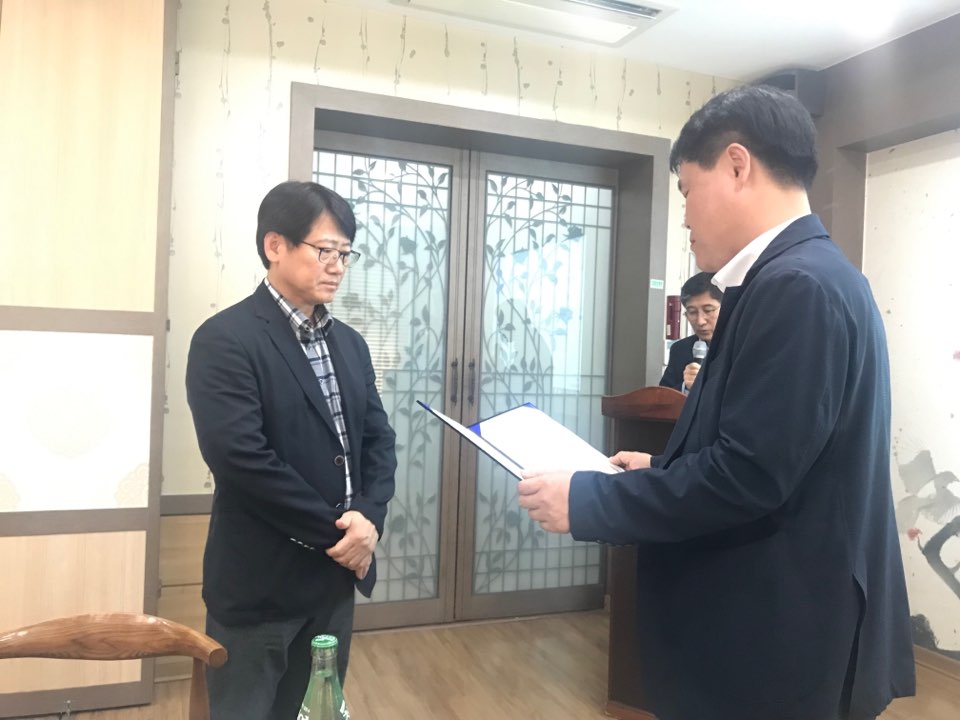 이중구 중부정보보호지원센터장이 5일 자문위원에게 위촉장을 전달하고 있다.