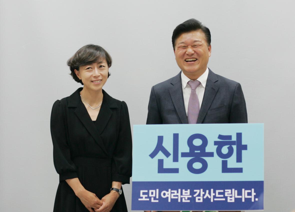 지난 해 지방선거에서 낙선인사를 하고 있는 신용한 교수./뉴시스