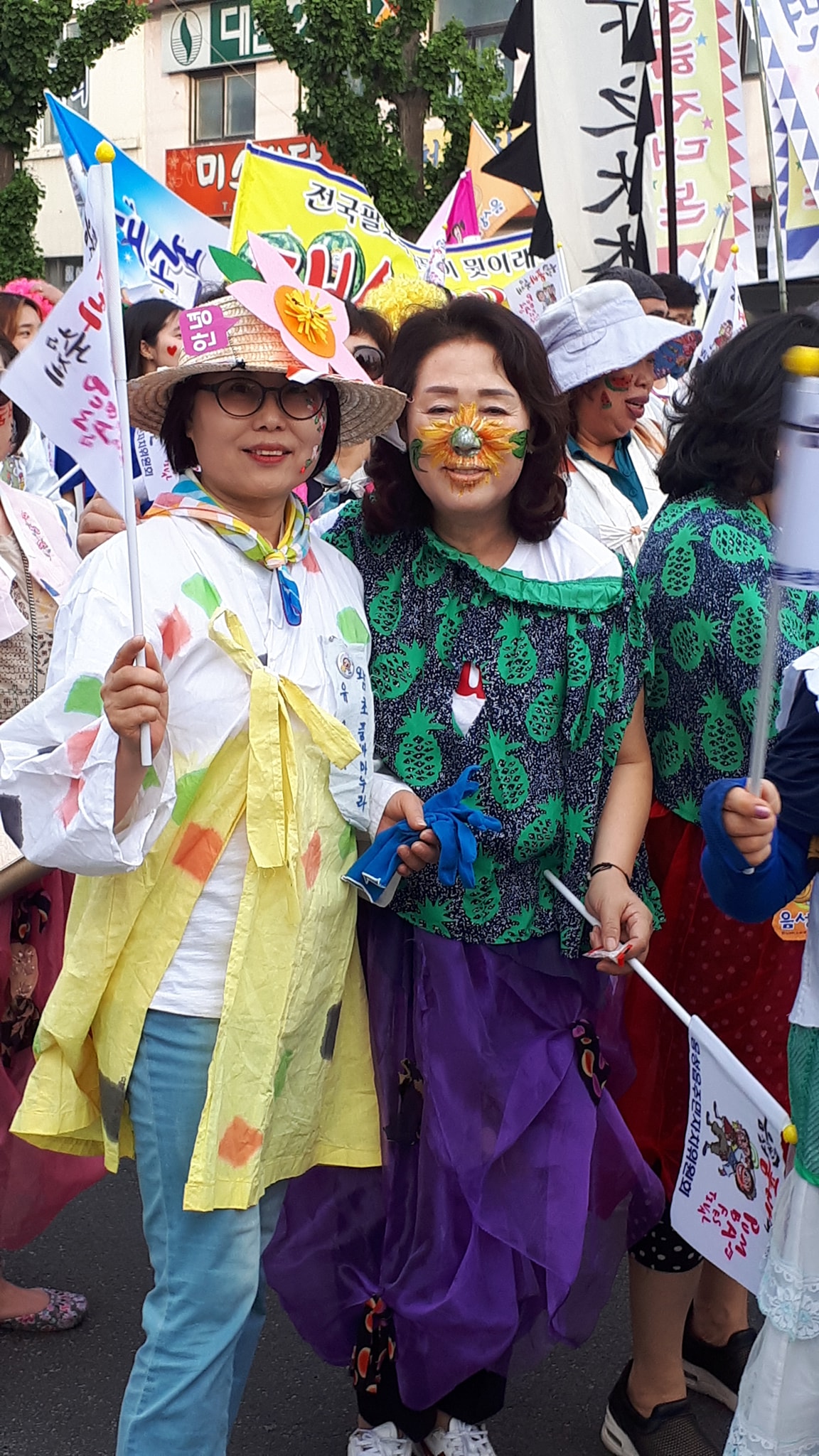 유오재 청주시문화체육관광국장(왼쪽)이 최근 열린 음성품바축제에서 참가자와 기념사진을 찍고 있다./유오재 국장 페이스북 캡쳐
