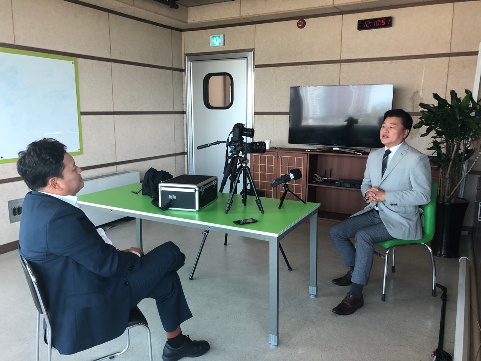 신용한 서원대 석좌교수(오른쪽)이 13일 소셜미디어 태희와 인터뷰를 하고 있다.