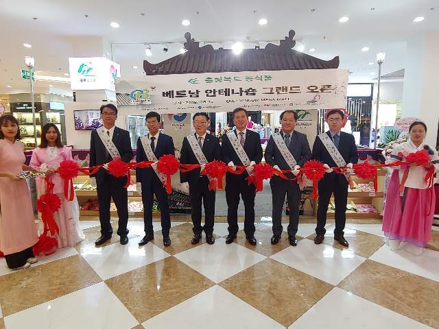 연경환 충북기업진흥원장이 15일 베트남 하노이에서 충북 농식품 안테나숍 개장 행사를 하고 있다.