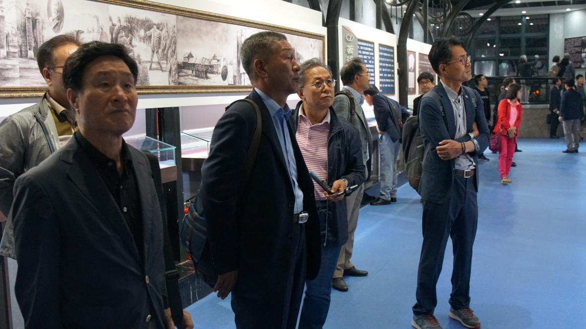 차태환 회장(왼쪽에서 두번째)과 충북경제포럼 회원들이 안중근의사기념관의 전시물을 관람하고 있다.