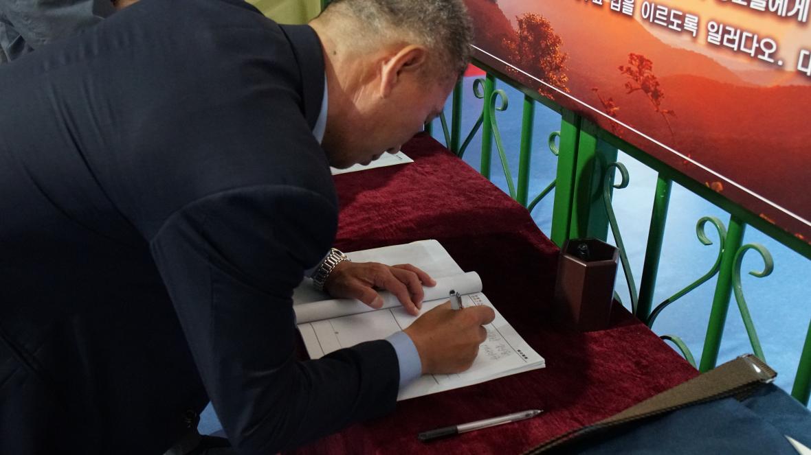 차태환 회장이 안중근의사기념관에서 방명록을 작성하고 있다.