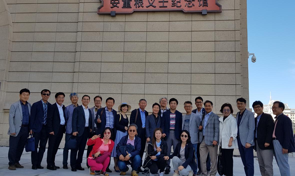 충북경제포럼연수단이 15일 중국 하얼빈역 안중근의사기념관 입구에서 기념촬영을 하고 있다.