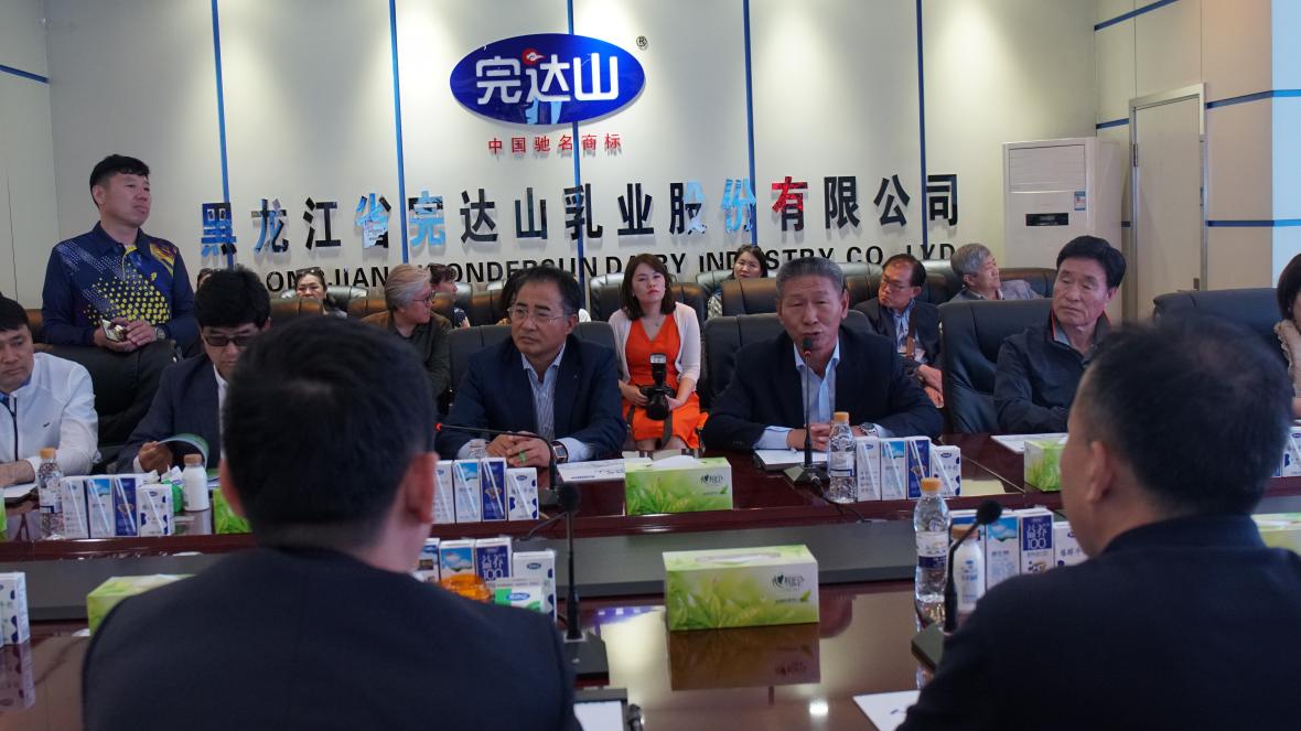 16일 충북경제포럼이 중국 최상위권의 유제품을 생산하고 있는 완다산그룹을 방문한 자리에서 차태환 회장이산그룹 관계자들과 대담하고 있다.