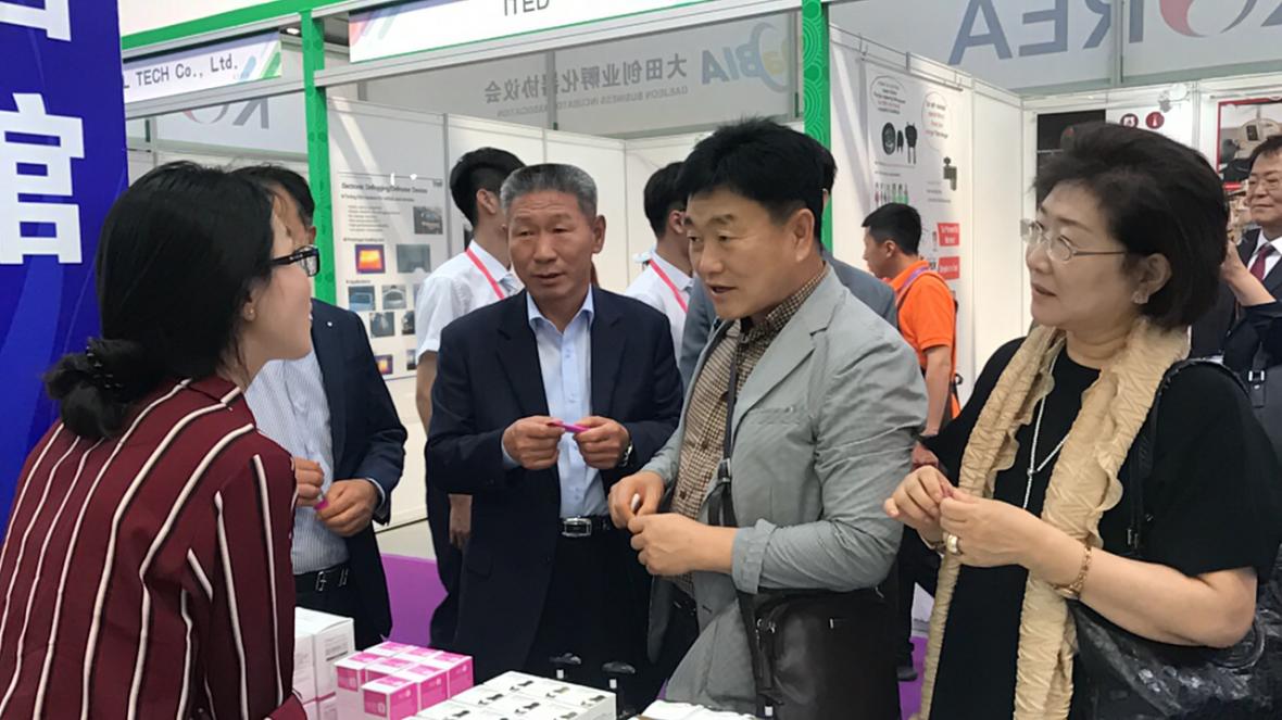 충북경제포럼 관계자들이 17일 하얼빈 국제무역박람회을 방문해 충북기업관을 찾았다.