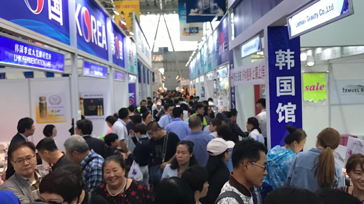 하얼빈국제무역박람회에서 충북관 앞이 인산인해를 이루고 있다.