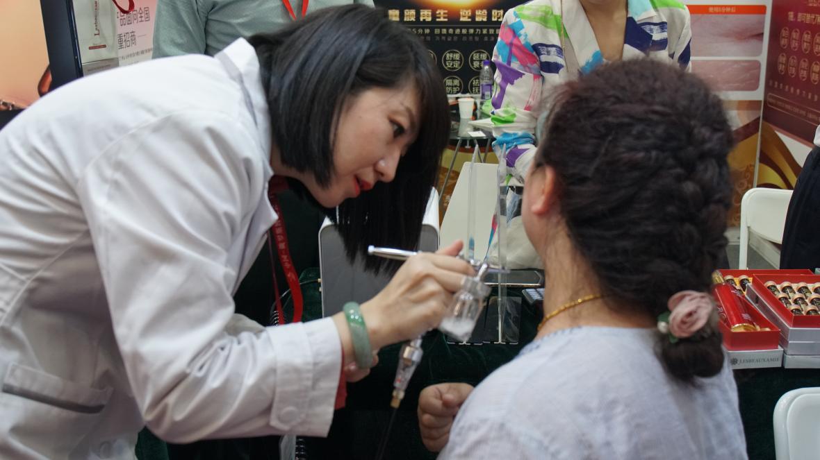 하얼빈국제무역박람회에서  큰 인기를 얻은 충북기업의 뿌리는 보톡스 시술모습.