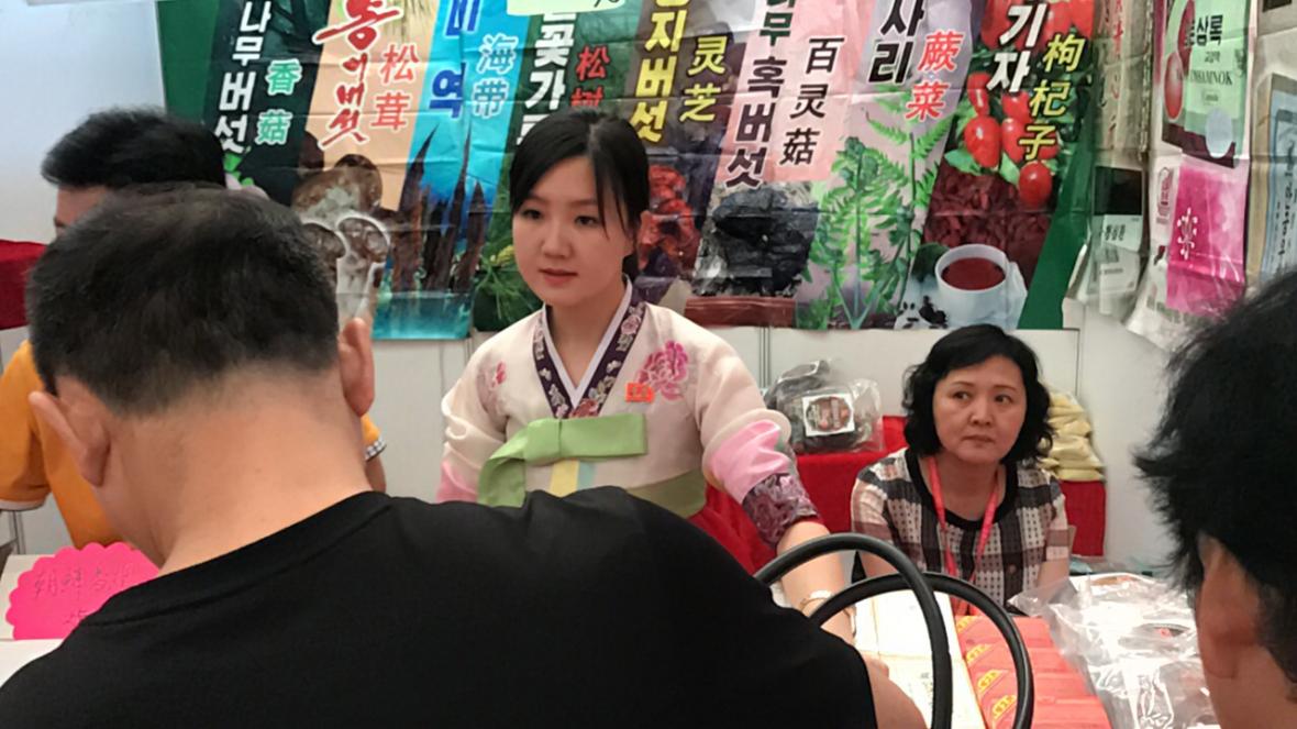 하얼빈 국제무역박람회에 참가한 북한기업관계자들이 관람객들을 맞고 있다.