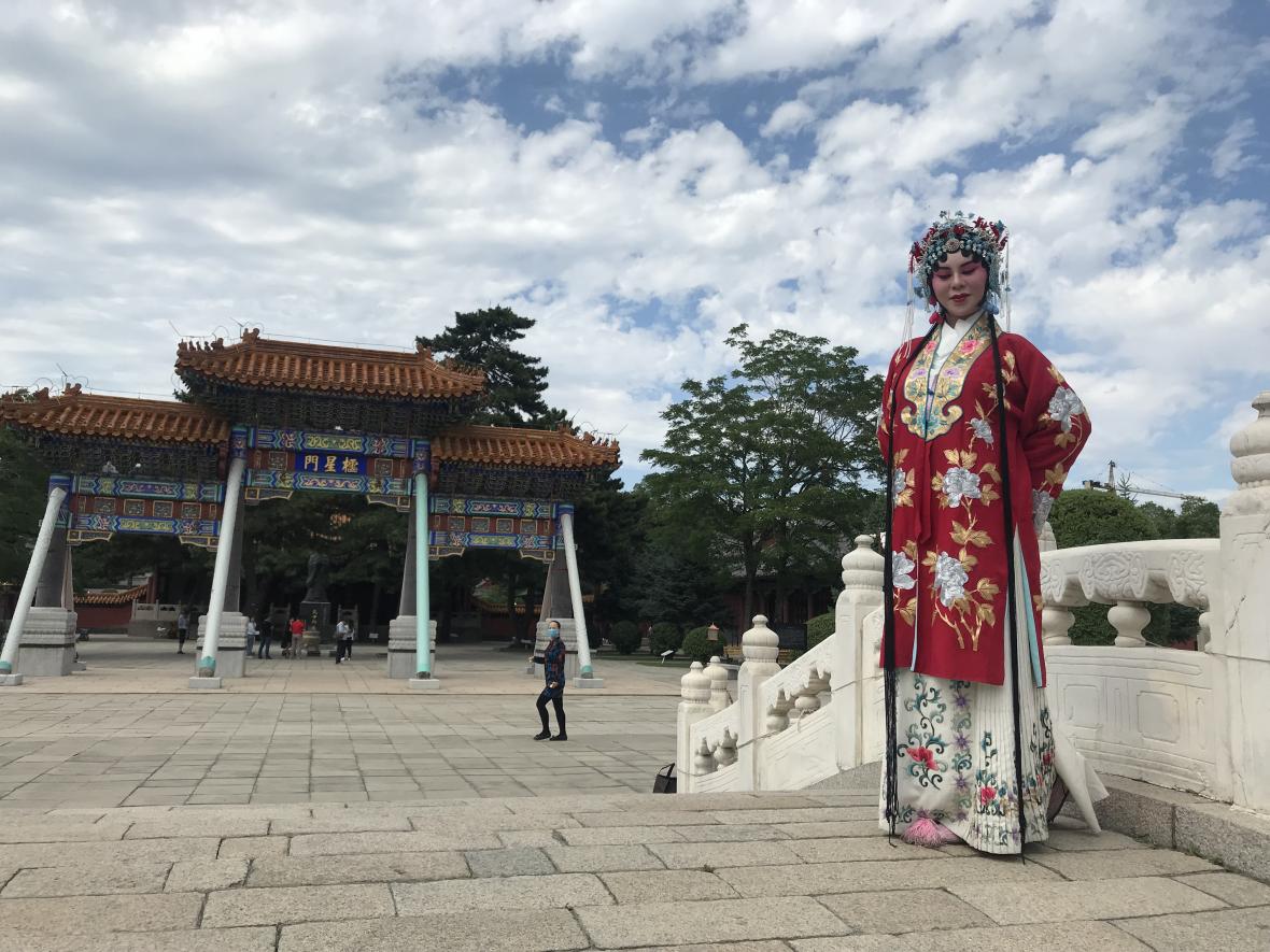 하얼빈 문묘에서 모델이 전통의상을 입고 촬영을 하고 있다.