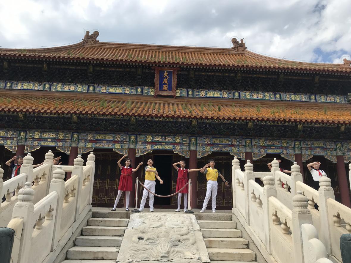 문묘에서 어린이들이 공연연습을 하고 있다.