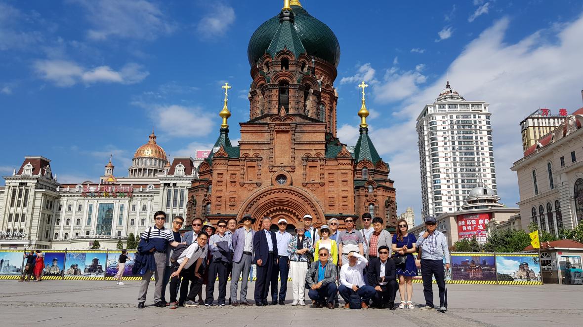 17일 충북경제포럼 연수단이 하얼빈 성 소피아성당에서 기념촬영을 하고 있다.