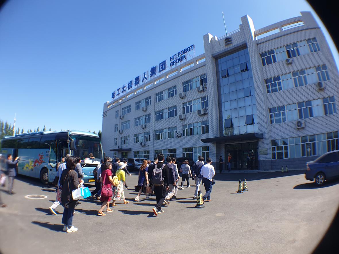 중국 최고수준의 로봇기술을 갖고 있는 HRG을 방문하고 있는 충북경제포럼 연수단