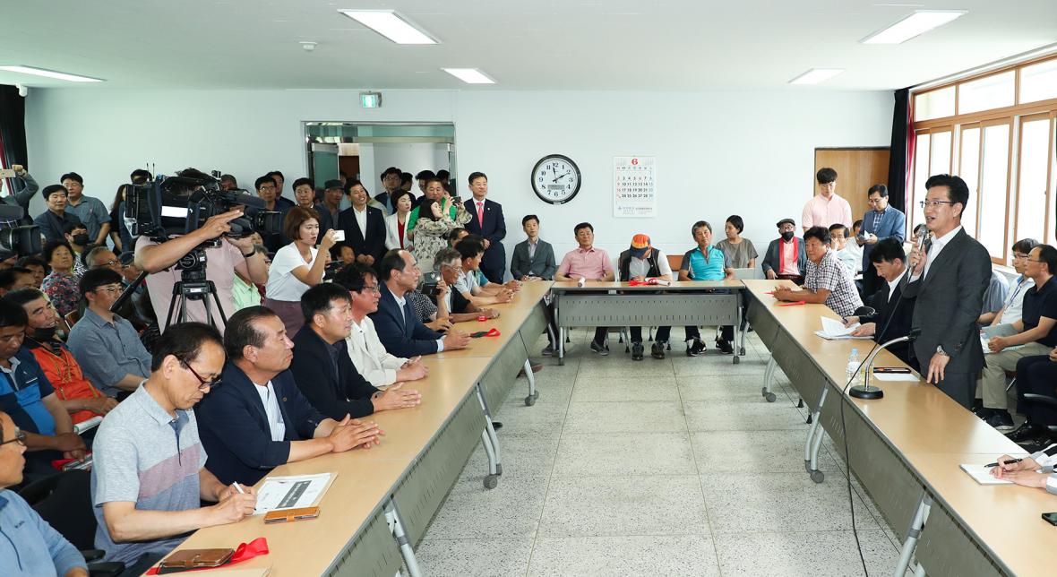 허태정 대전시장(오른쪽 서있는 사람)이 20일 오후 서구 기성동행정센터에서 LNG발전소 유치 갈등과 관련해 주민간담회를 열고 발전소 유치 철회의사를 밝히고 있다. /뉴시스