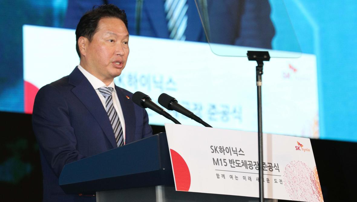 최태원 SK 회장이 2018년 10월 4일 청주 SK하이닉스 M15 반도체공장 준공식에서 환영사를 하고 있다. /뉴시스