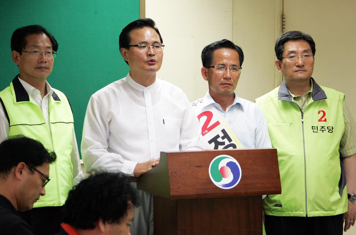 2010년 충주 국회의원 선거에서 민주당 정기영 후보로 단일화를 이룬 맹정섭 당시 무소속 후보가 발언하고 있다./뉴시스