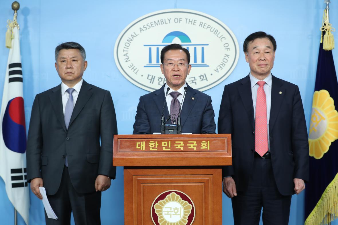 자유한국당 이종배(가운데) 의원이 지난 4월 8일 서울 여의도 국회에서 박영선 중소벤처기업부 장관 임명 관련 성명서 발표 기자회견을 하고 있다./뉴시스