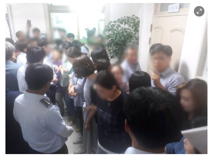 12일 청주시도시공원위원회가 열릴 예정인 청주시청 소회의실에 배치된 여성공무원들./충북인뉴스 제공