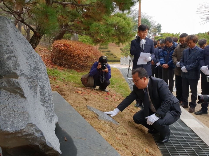지난해 11월 박연수 전 직지원정대장이 박종성·민준영 대원의 추모비를 매만지고 있다.