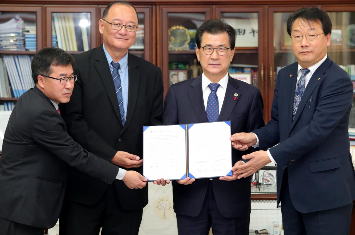 왼쪽부터 전형식 충북경제자유구역회장, 로버트 에이 얀손 대표이사, 이시종 도지사, 김항섭 청주부시장 왼쪽부터 전형식 충북경제자유구역회장, 로버트 에이 얀손 대표이사, 이시종 도지사, 김항섭 청주부시장