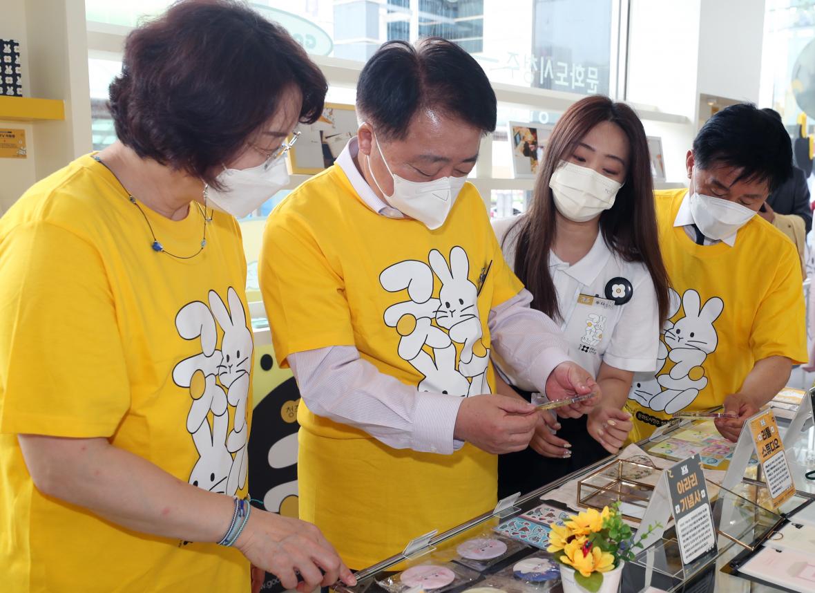 한범덕 청주시장이 진열된 굿쥬 상품을 살펴보고있다(사진제공 청주시청)