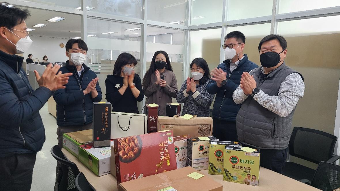 28일 청주상공회의소 인적자원개발위원회 직원들이 이두영 회장이 준 선물을 나누기 전 박수를 치고 있다./소셜미디어태희